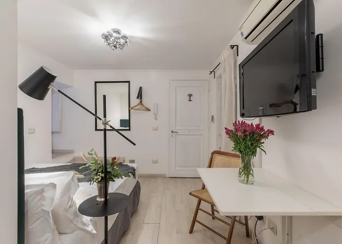 Guesthost - Basic - 350 M Far From Fontana Di Trevi *