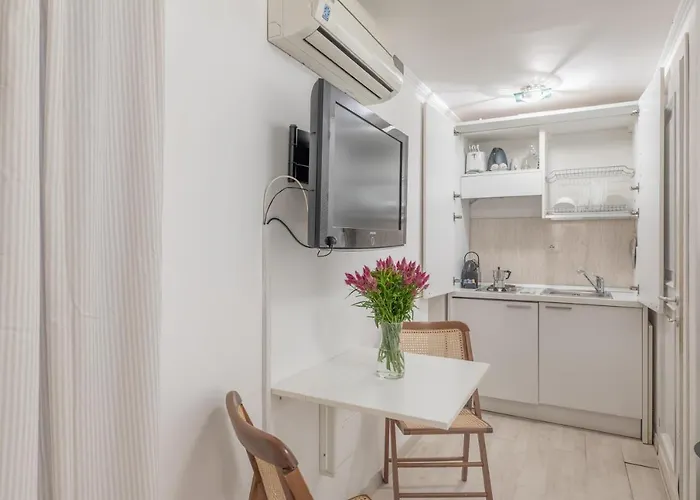Guesthost - Basic - 350 M Far From Fontana Di Trevi Апартаменты *