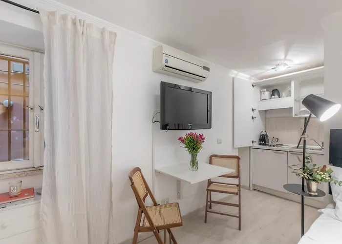 Guesthost - Basic - 350 M Far From Fontana Di Trevi